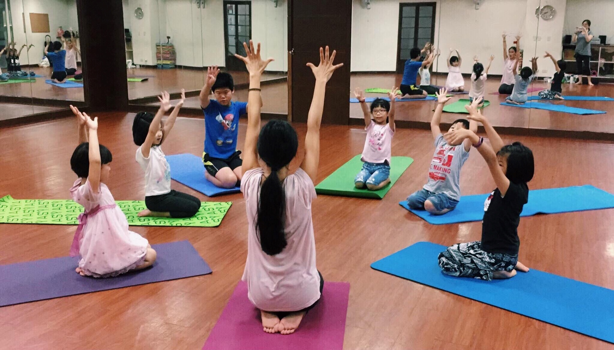 在Surya Yoga与阳光漫步: 儿童瑜伽,让您的宝贝动一动!