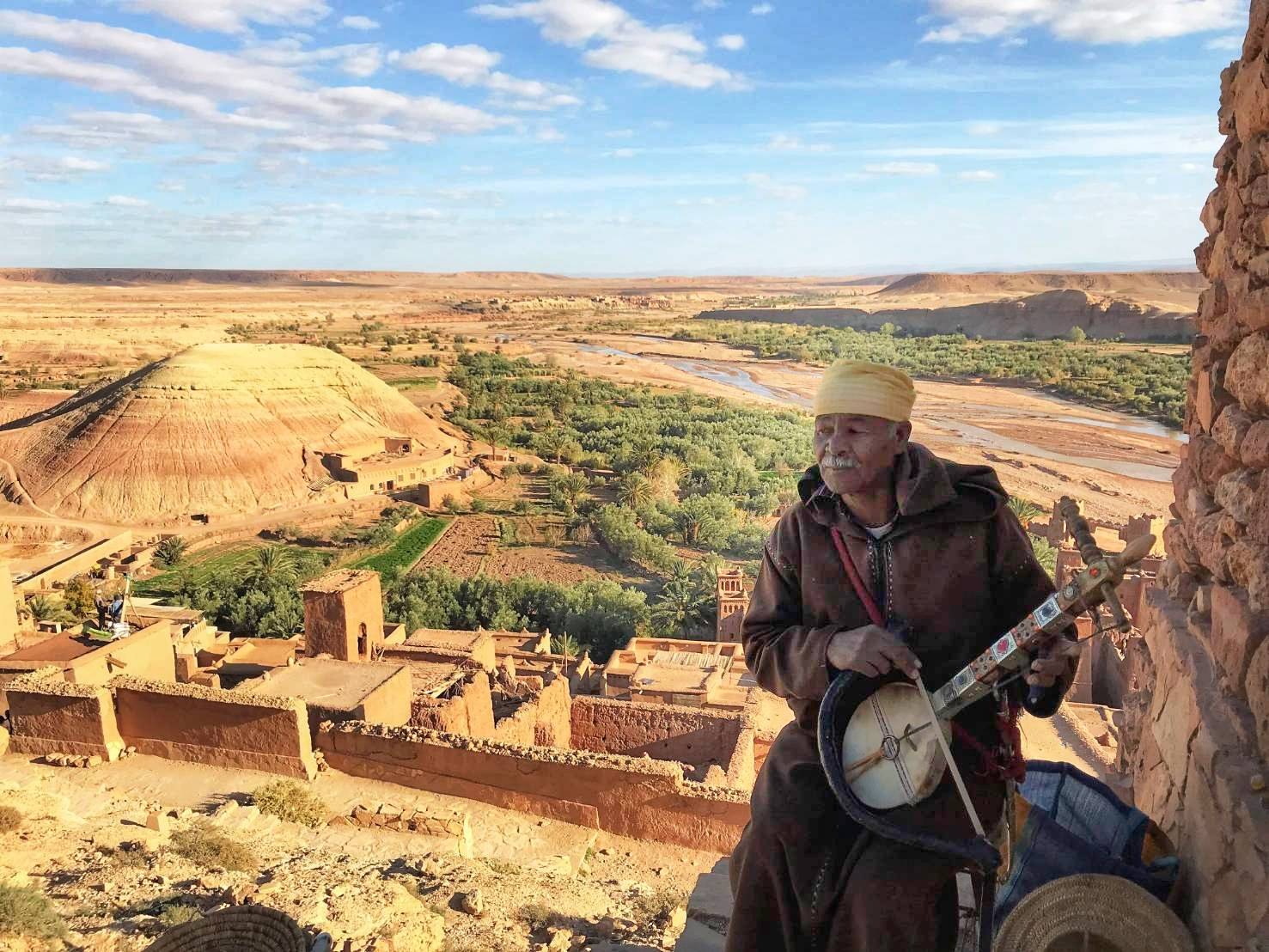 古城中演奏三弦琴（lutar）的老者