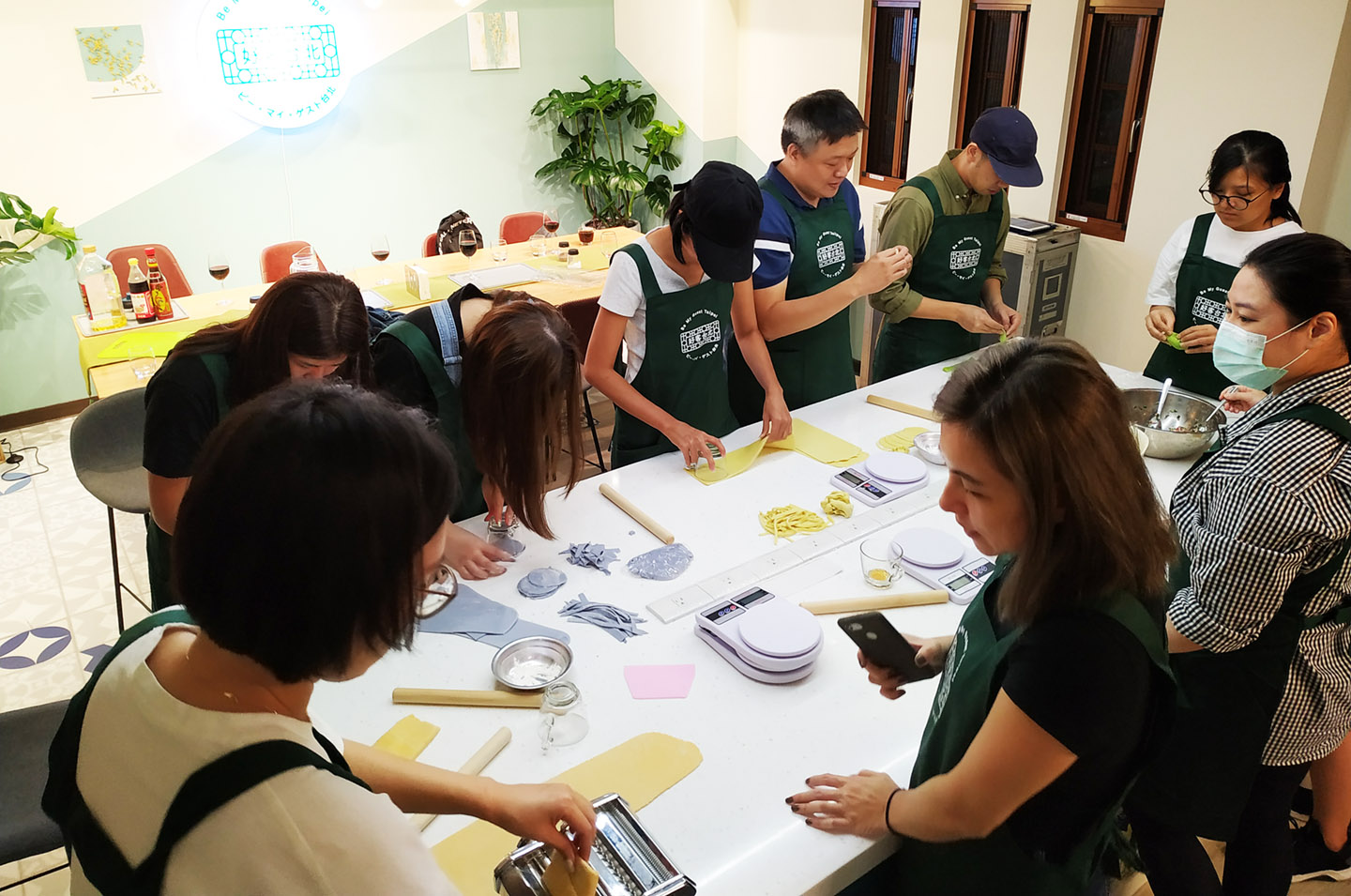 賣力揉麵團 大稻埕彩色麵團趴烹飪體驗