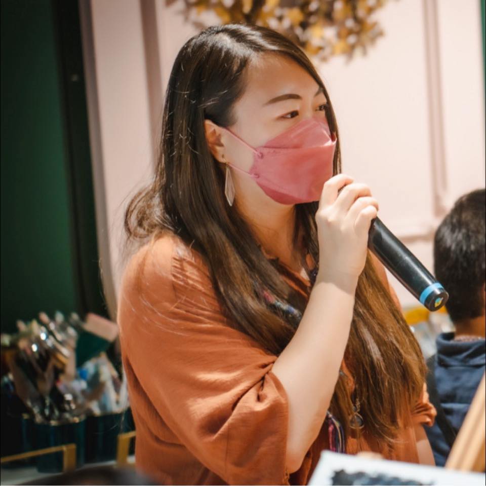 可能是 2 個人、大家站著和室內的圖像