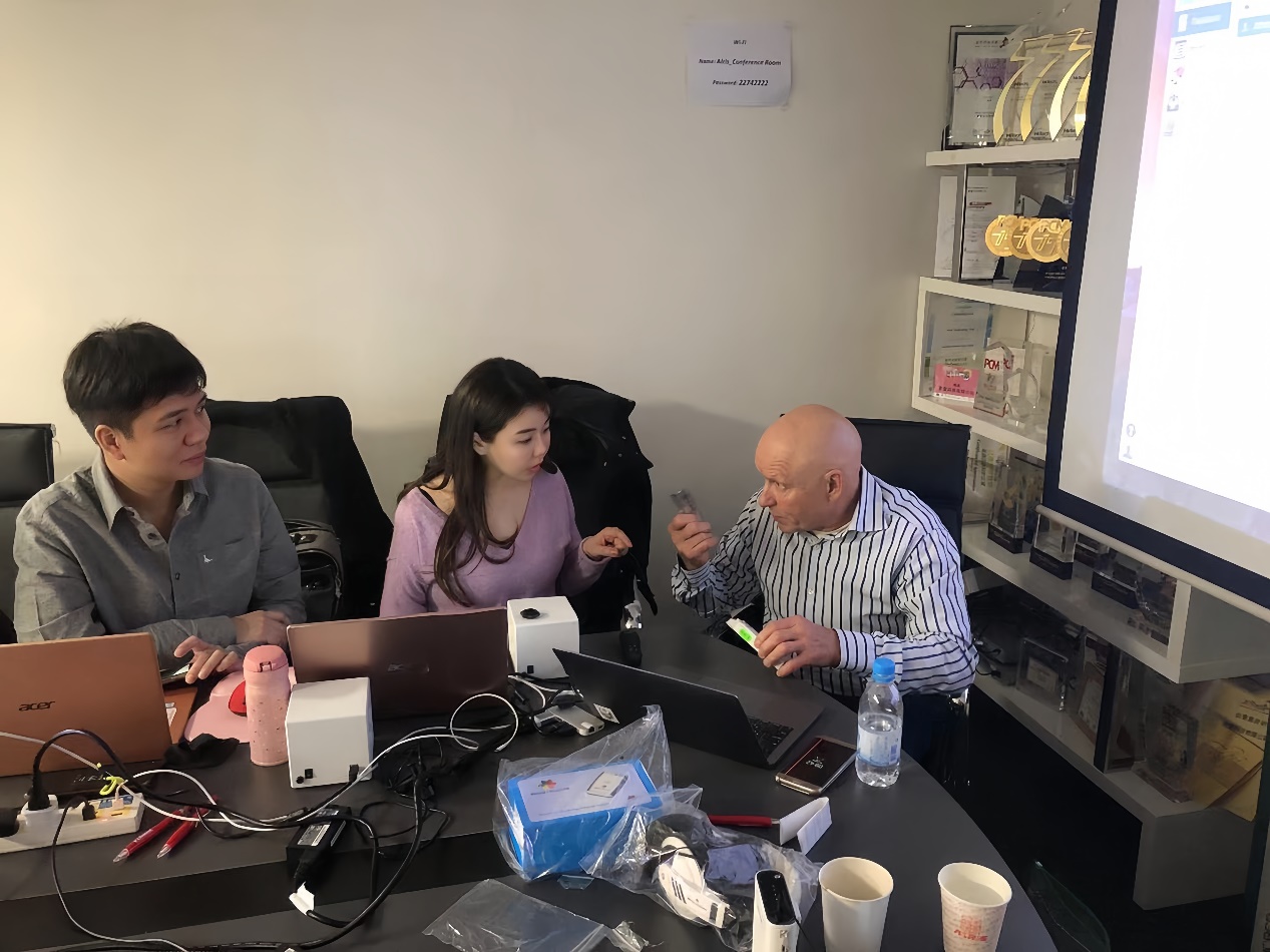 林希藍、李炳龍老師與GDV創始人Korotkov博士學習GDV