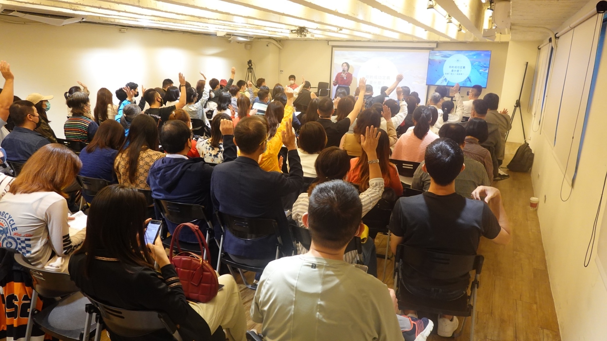 鄧總編於80人會場授課