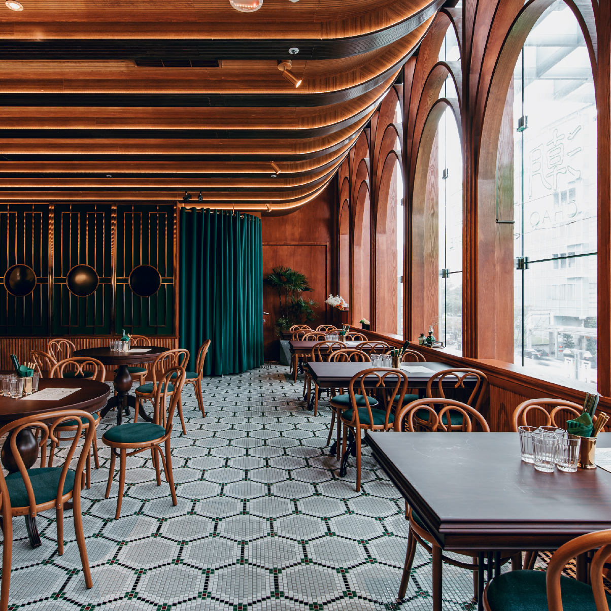 心潮飯店餐廳內部，沐浴在田園詩般的春季日光。