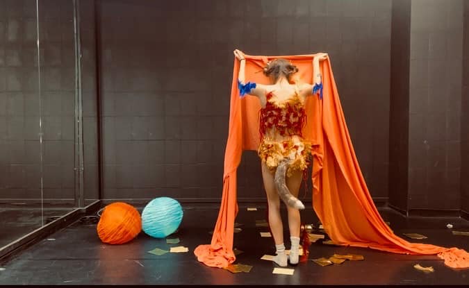 表演作品「膜」(Membrane)，100個中國結編織成一件舞蹈劇服，由高詠婕親手打造。