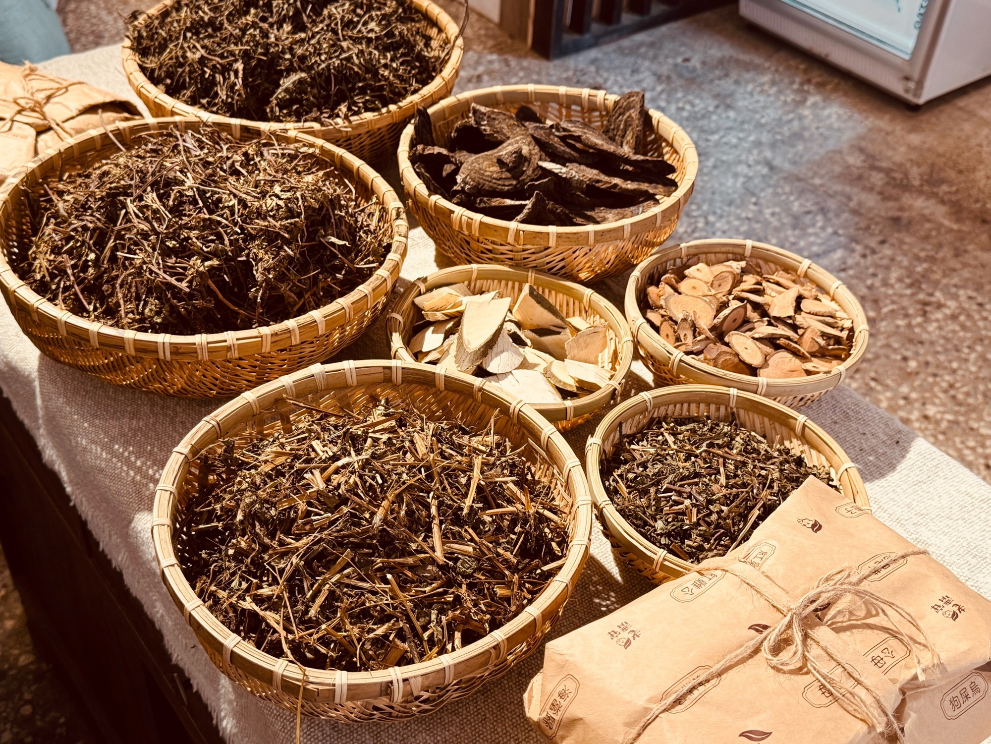 由左至右、由上至下：黃花蜜蔡、仙草、黑血藤、燈秤根、紅骨蛇、咸豐草、薄荷