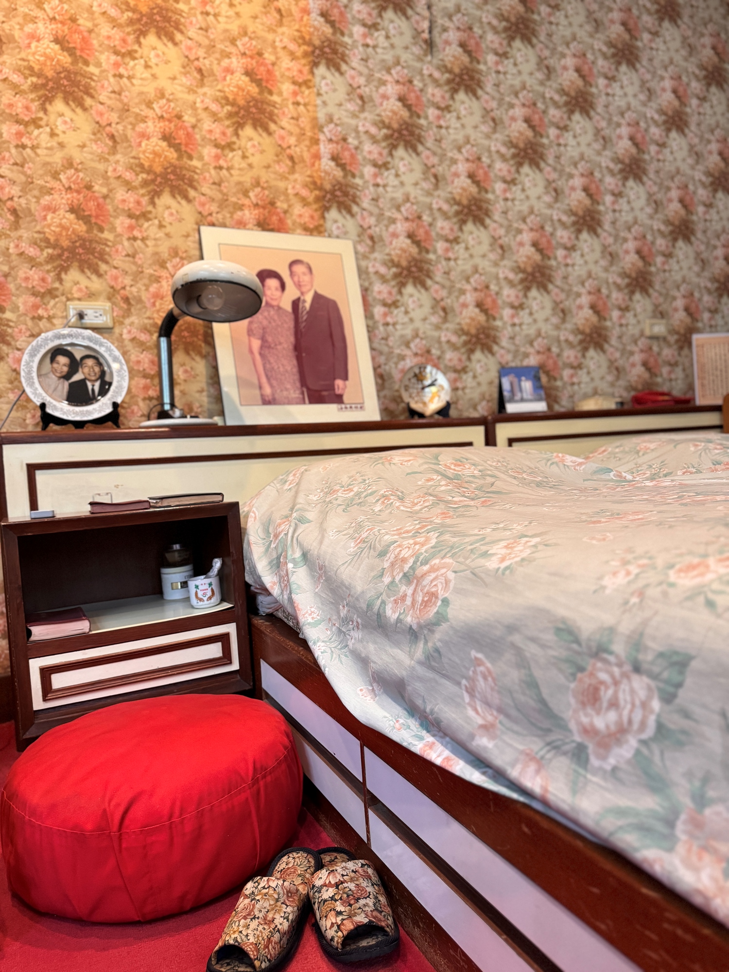 床頭的聖經和地墊保留李國鼎作為基督徒的虔信仰