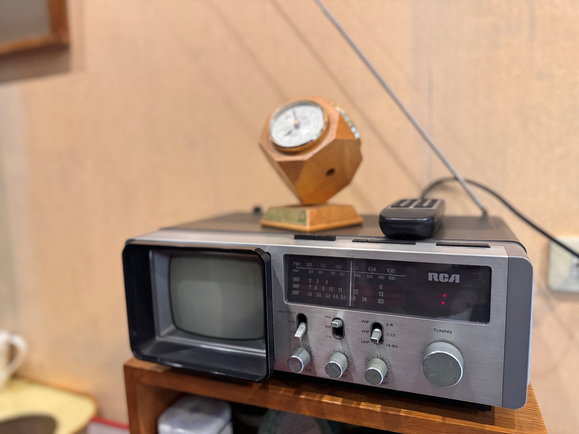 仍在作業的收音機，彷彿停留在李國鼎2001年5月31日逝世當天