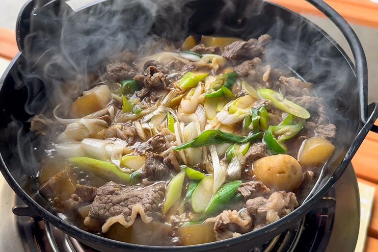 毎年一到秋天山形這邊家庭都會煮的鄉土料理-芋煮鍋 在戶澤村。