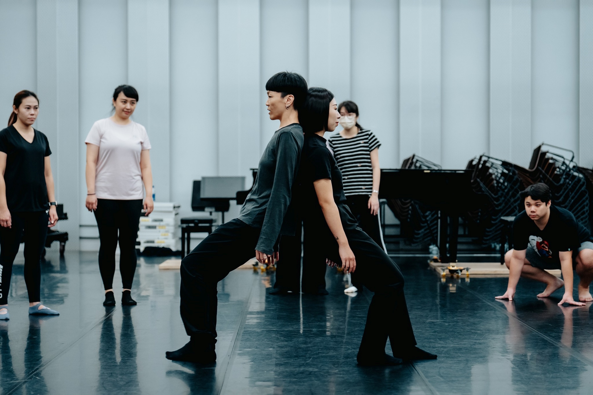 圖:陳柏潔老師於臺中國家歌劇院爲合唱團成員設計的肢體課程