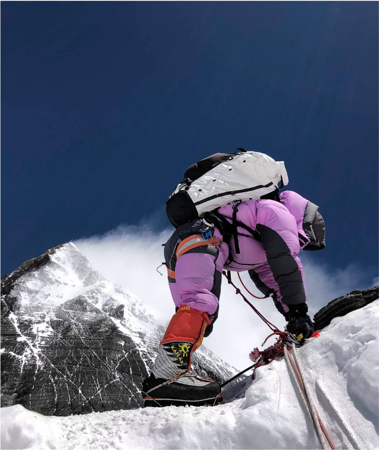 詹喬愉正在攀爬世界第一高峰聖母峰（Mount Everest）。照片提供：詹喬愉