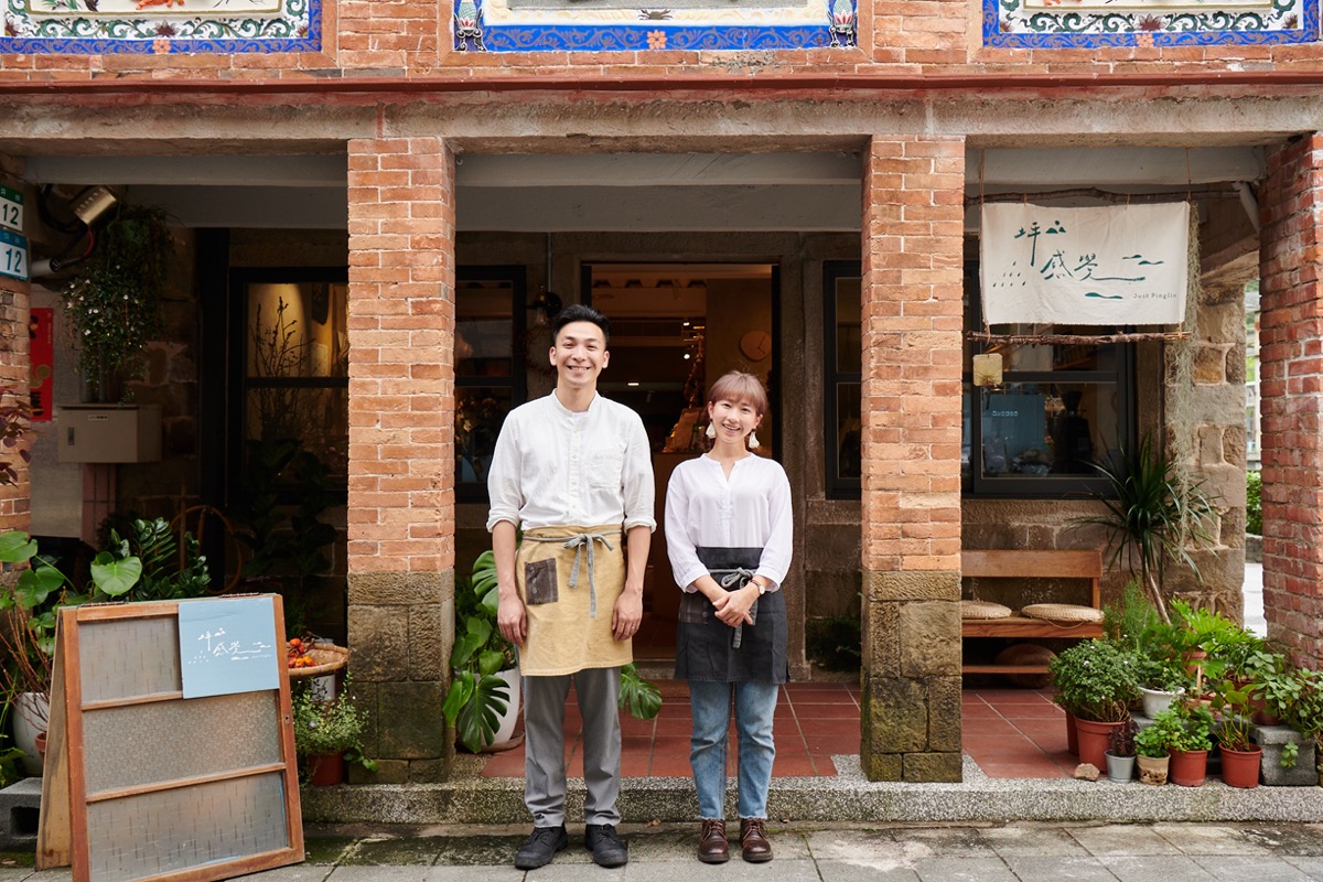 坪感覺創辦人在坪林老街店門口