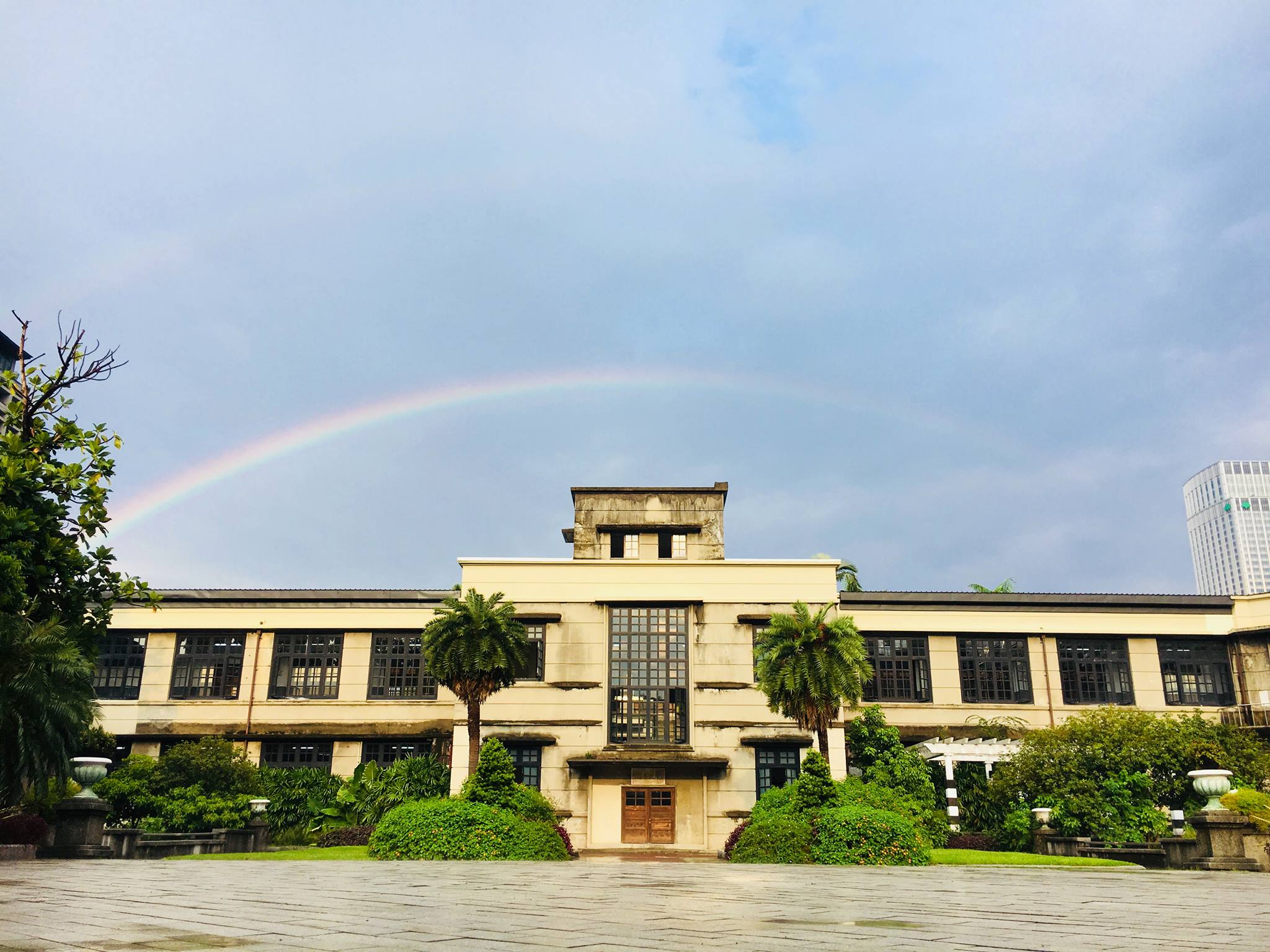 彩虹掩映下的松山文創園區製菸工廠一隅。