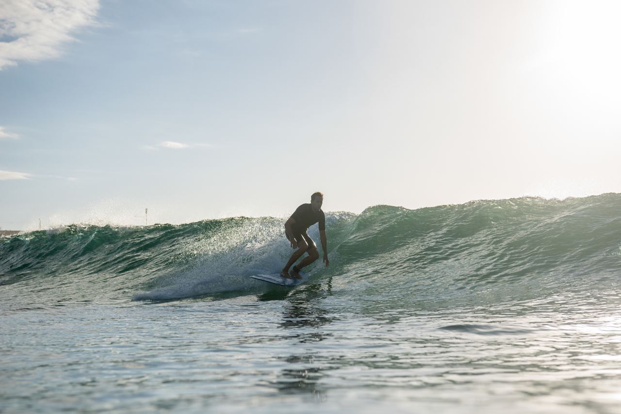 插畫家Jonas衝浪的樣子。