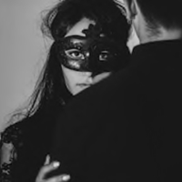 戴上情緒面具的妳