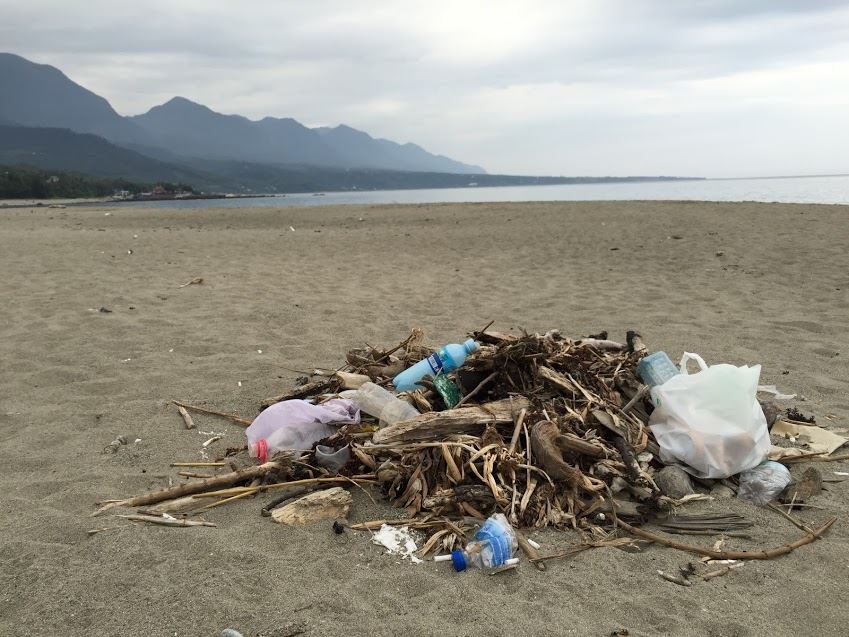 杉原海水浴場現今隨處可見垃圾