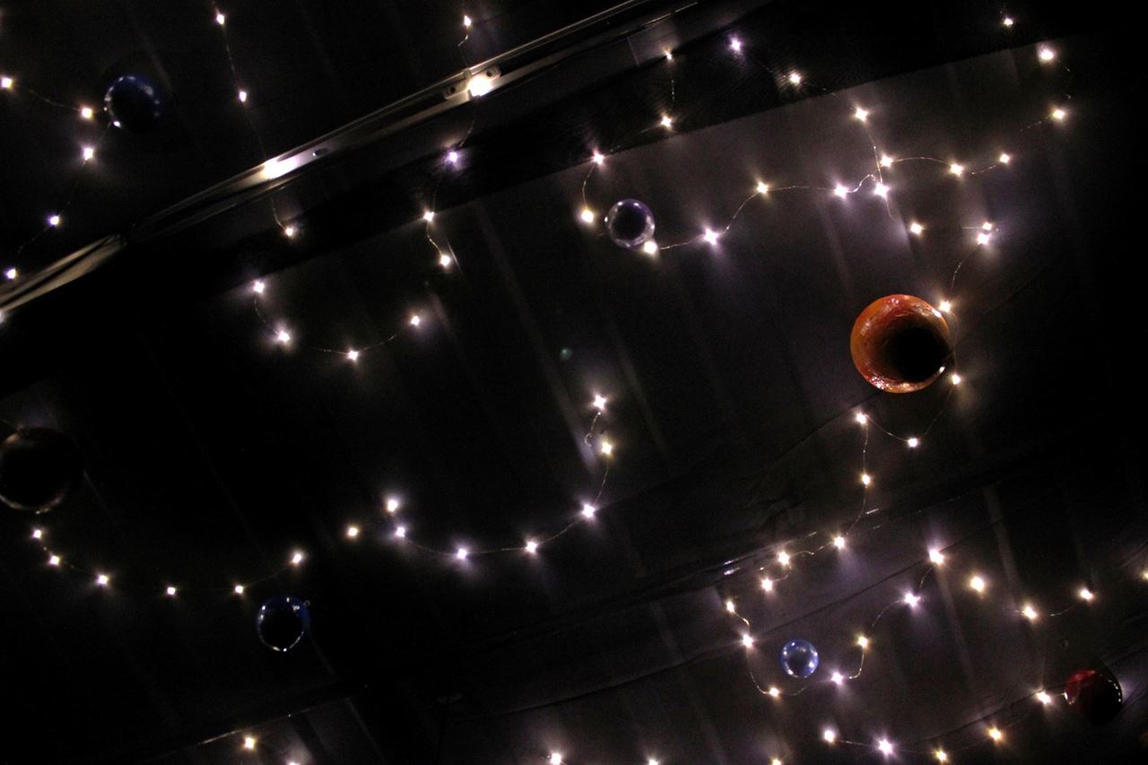 在黑暗的展場環境中,運用燈光呈現出如置身於宇宙的情境效果