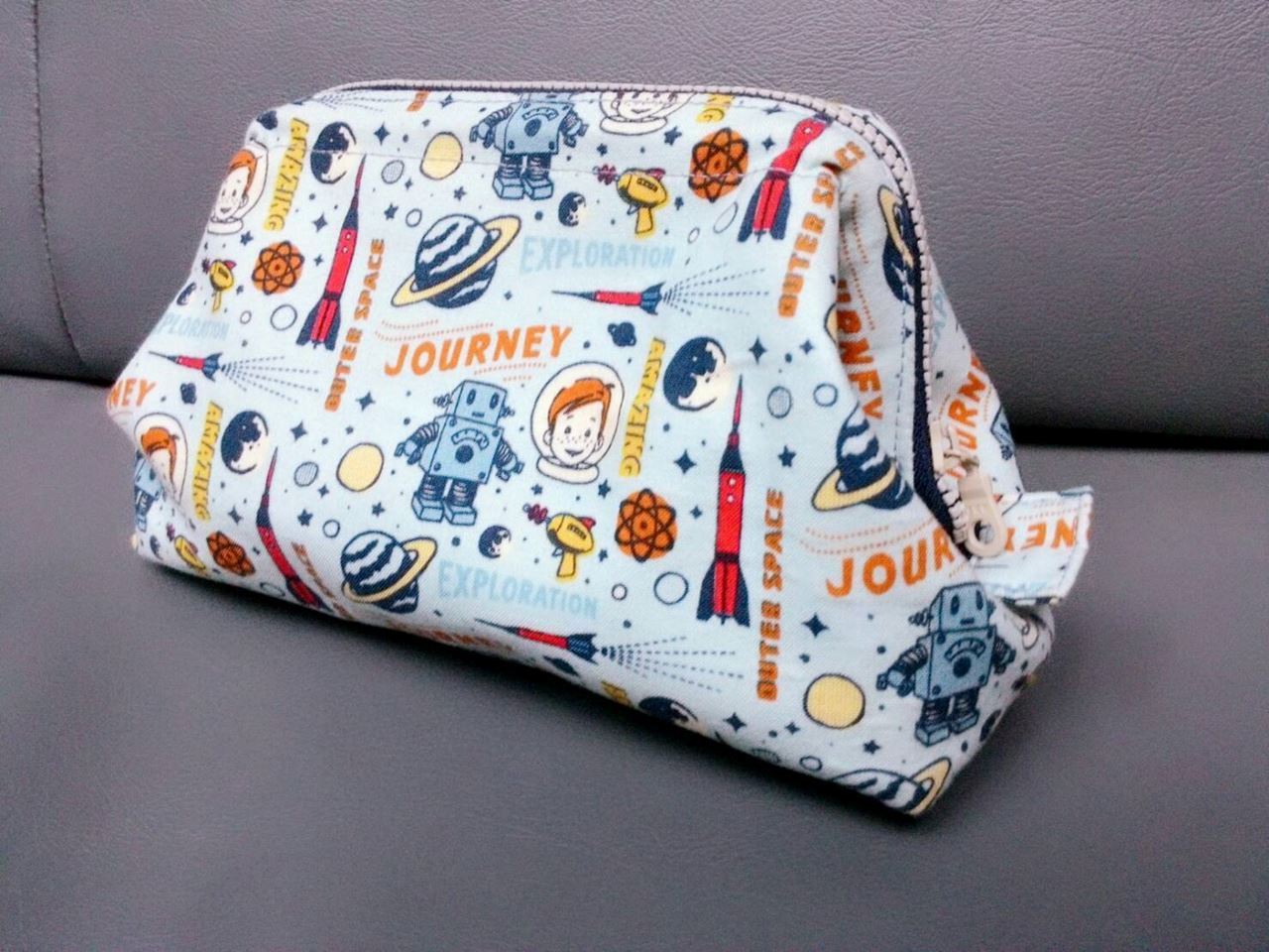 工具包/化妝包：尺寸：長*高22*13cm