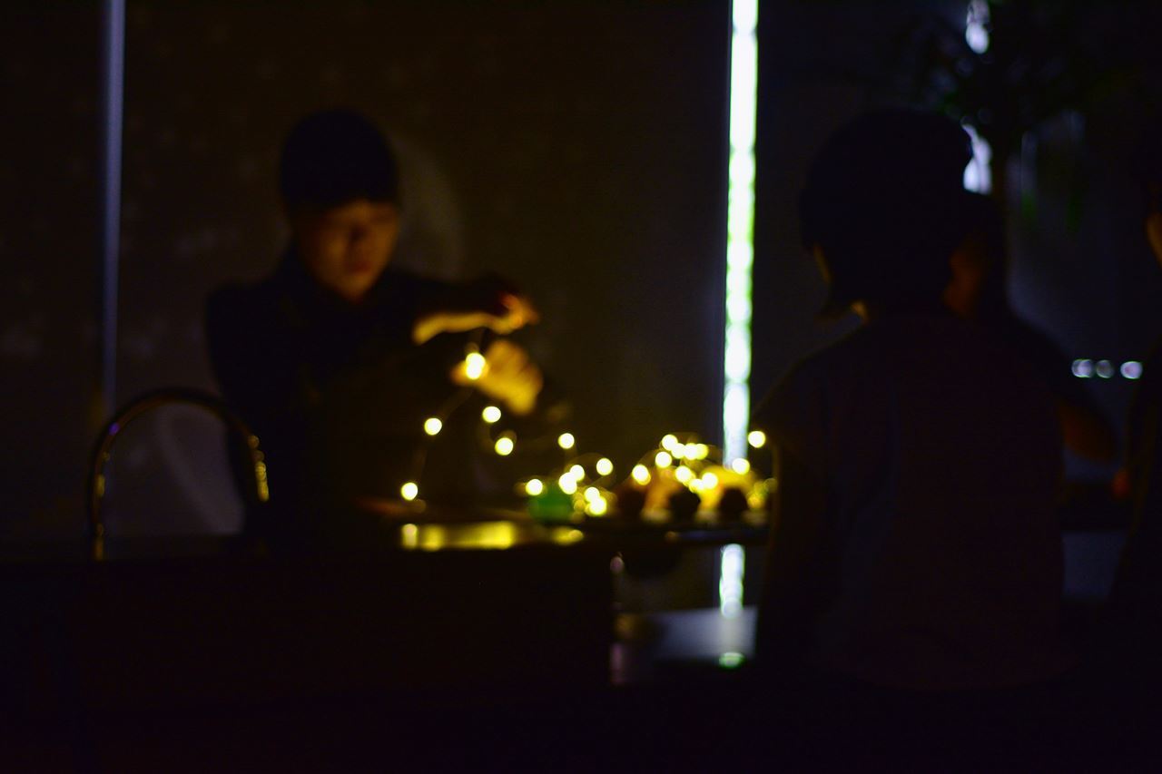 藝術家San Chen(陳思安)透過空間設計、氣味、燈光與音樂呈現，引導參與者進入想像的星際旅程