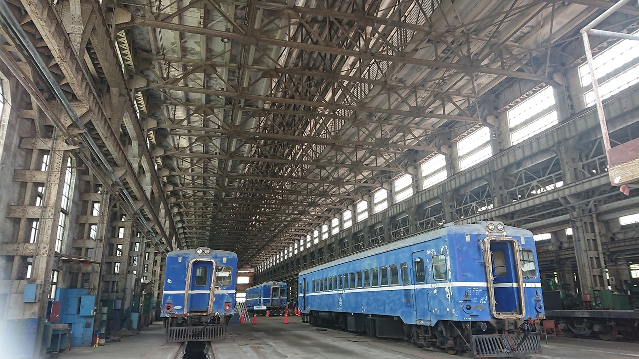 台北機廠內的組立工廠，可見到台鐵僅存四輛、被暱稱為藍寶寶的藍皮柴油客車。