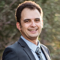 Dr. Vahid Akhavan