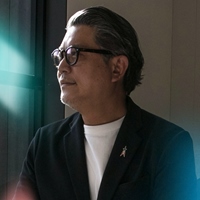 工頭堅。看世界