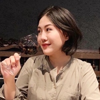 Tina 余芮希