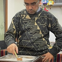 初雅士