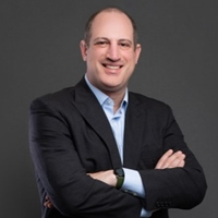 葛尚・狄斯坦費 GERSHON M. DISTENFELD