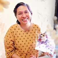 Esther 張何玉珍 老師