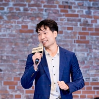 「電扶梯走左邊」主持人 Jacky