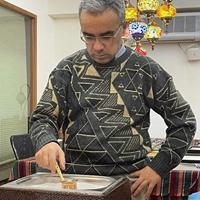 初雅士
