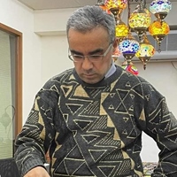 初雅士