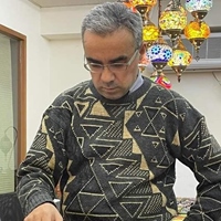 初雅士