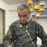 初雅士