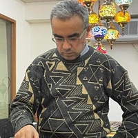 初雅士