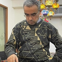 初雅士
