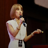 Holly 曾
